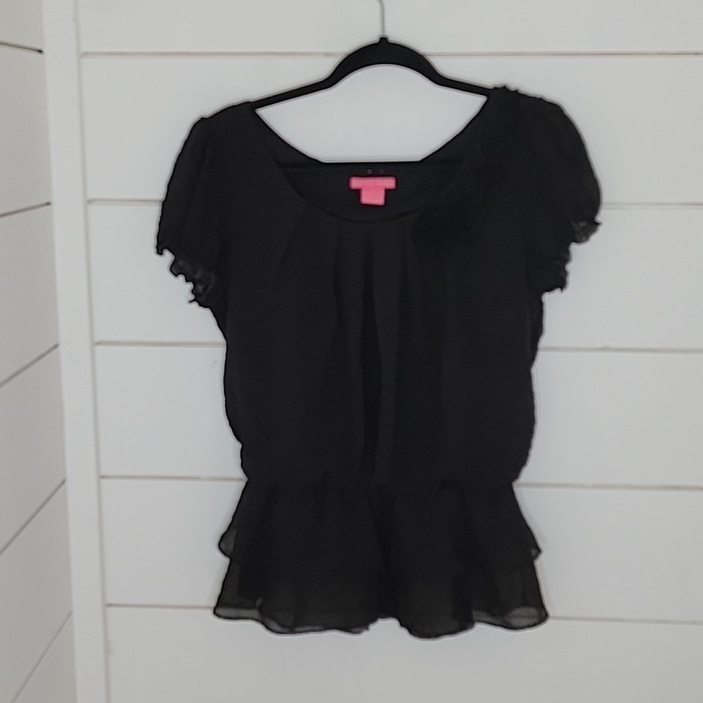 SUNNY LEIGH medium black flouncy peplum blouse with floral decor at top left